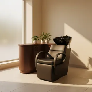 Waschplatz im Salon mit schwarzem Becken