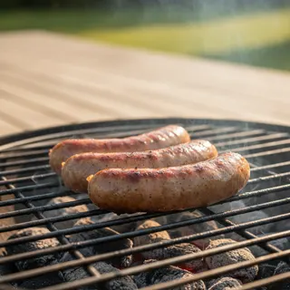 Würstel auf dem Grillrost beim Vereinsfest