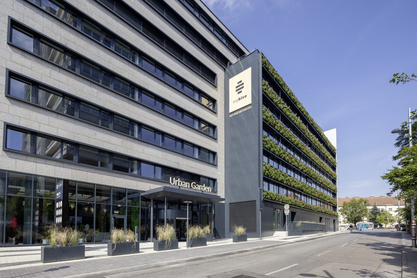 myhive Urban Garden, Wienerbergstraße 3-5, 1100 Wien — Eingang mit begrünter Fassade
